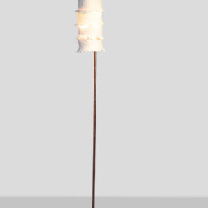 Staande lamp , kap van porselein en een koperen standaard.